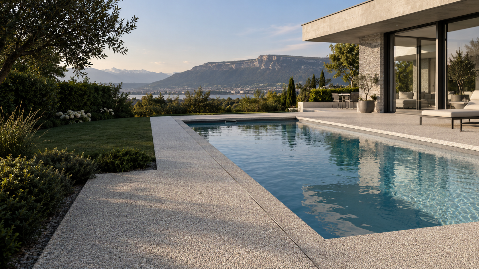 Terrasse et plage de piscine en moquette de pierre dans la région genevoise