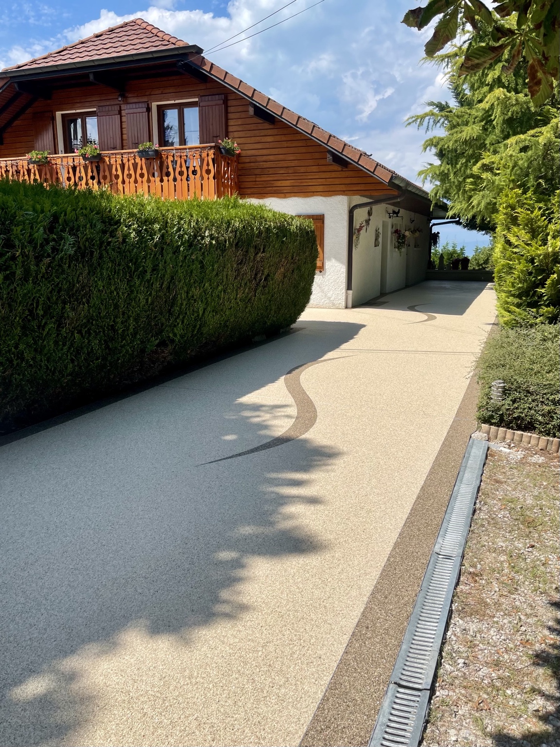 Une plage de piscine tout en douceur, réalisation VY&CO en moquette de pierre