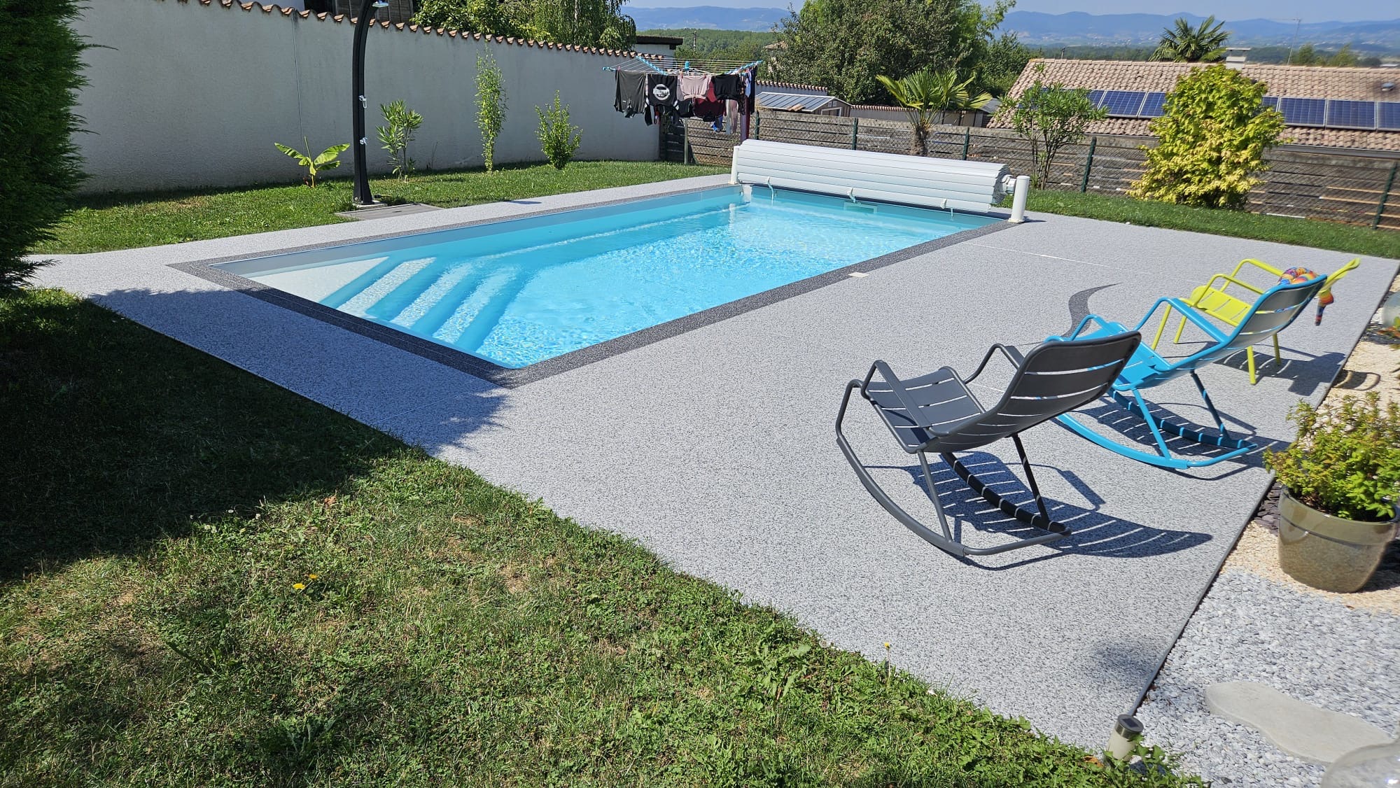 Un bassin entièrement souligné, réalisation VY&CO en moquette de pierre