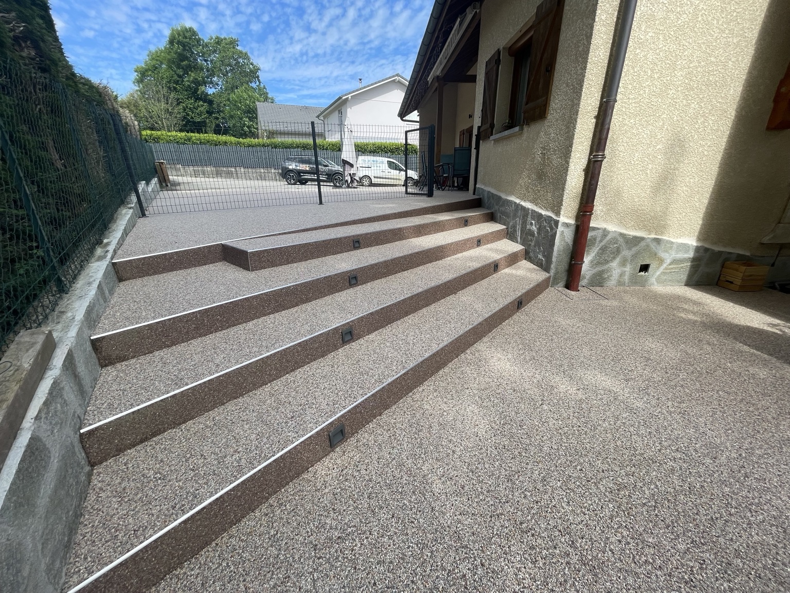 Une finition claire soulignée de brun, réalisation VY&CO en moquette de pierre