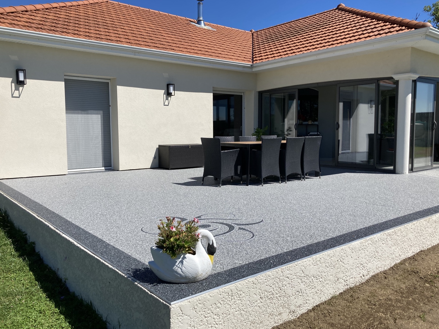 Une terrasse aux lignes graphiques, réalisation VY&CO en moquette de pierre